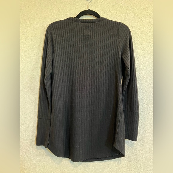 #926 Chasor long sleeve top black size medium - Picture 2 of 3